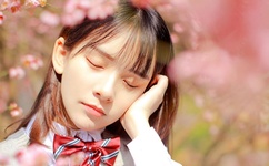 在床上男脱女人的内衣